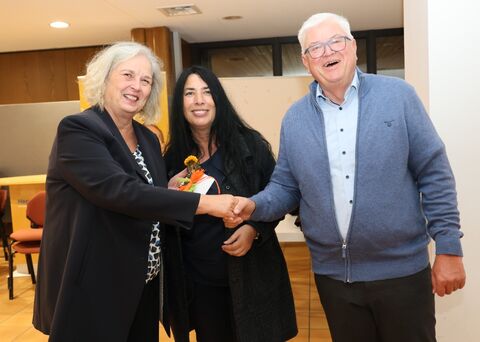 Ina Rathje (links im Bild) wurde bei der Jahreshauptversammlung der HegauHelden herzlich vom ersten Vorsitzenden Heinz Brennenstuhl und von Schriftführerin Ute Schröder verabschiedet. Bild: Andrea Jagode